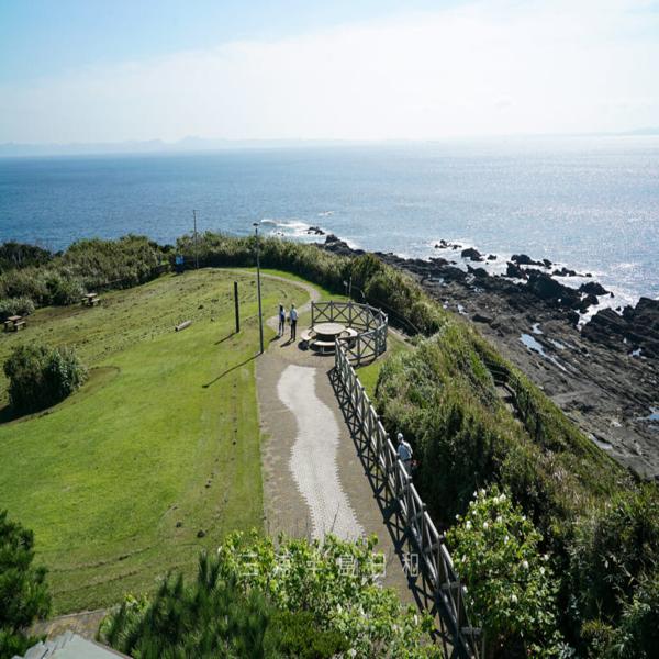 城ヶ島の岩場と打ち寄せる波の海景（サンセット散歩にも最適）